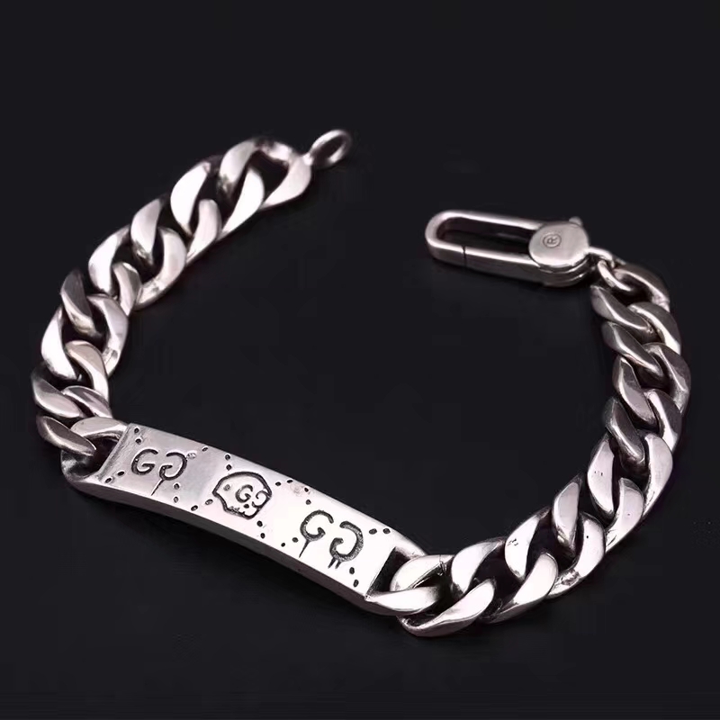 G*u*i bracelets